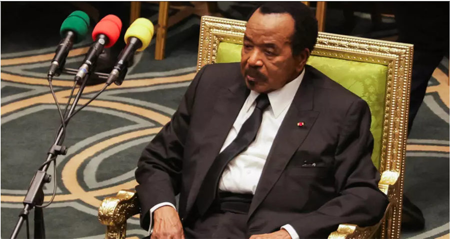 Paul Biya assis pendant la prestation de serment