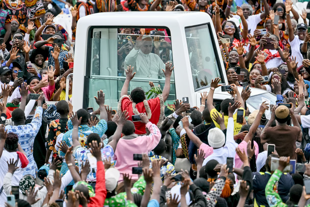 Photo pape Léon XIV dans la papa mobile au Cameroun. Photo jeune Afrique
