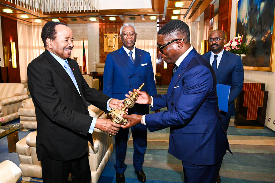 Le vice président de Guinnée-équatoriale reçoi t le cadeau de Paul Biya